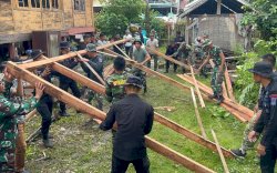 Bersama Baznas, Kodim dan Brimob Bone Lakukan Bedah Rumah Warga Tidak Mampu