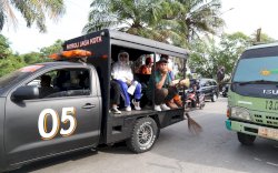 Gunakan Mobil Patroli, Wakil Walikota Makassar Pantau Gerakan Bersih Taman Kota