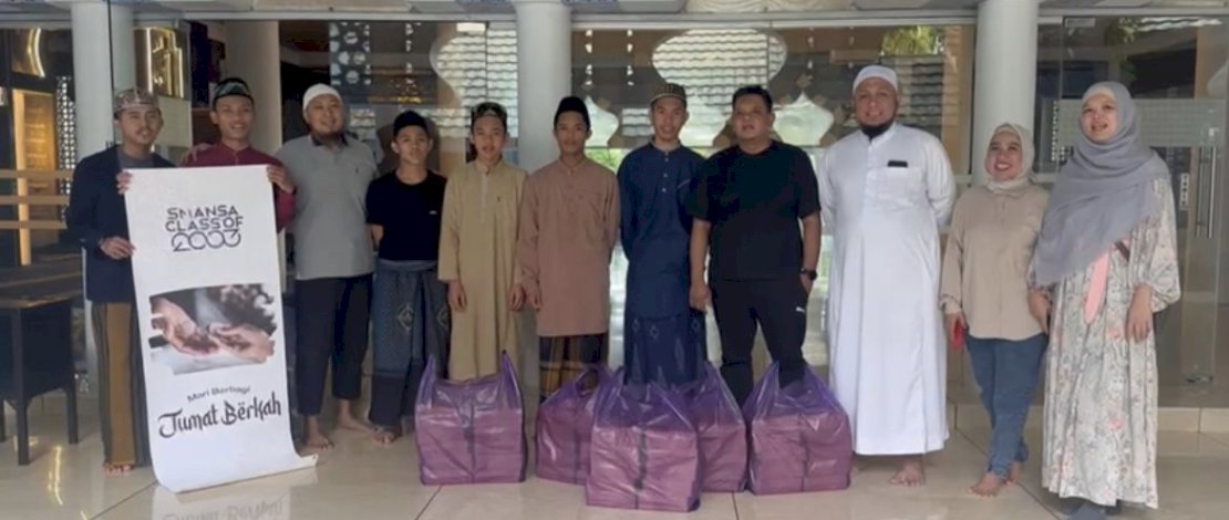 Perwakilan pengurus IKA SMANSA Makassar 2003 dalam kegiatan Jumat Berkah.