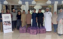 Peduli Sesama, IKA Smansa 2003 Berbagi Nasi Bungkus ke Masyarakat Makassar