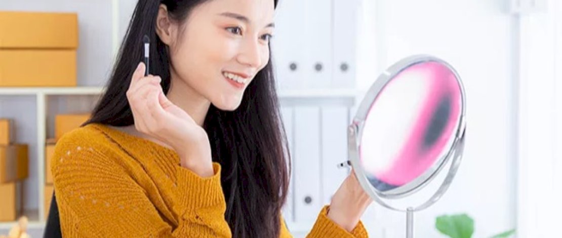 Wanita yang narsistik sering berkaca dan mengagungkan dirinya.