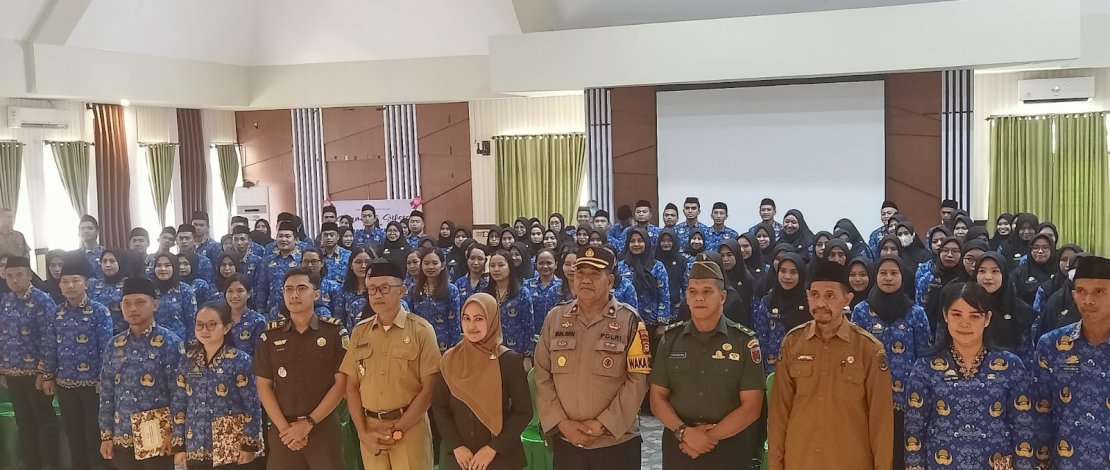 Sebanyak 158 Calon Pegawai Negeri Sipil (CPNS) Kabupaten Luwu Utara Formasi Tahun 2021 secara resmi menerima SK 100 Persen alias SK PNS dari Bupati Indah Putri Indriani, Senin, 12 Juni 2023, di Aula La Galigo Kantor Bupati. 