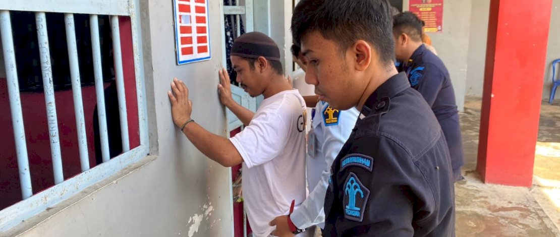 Kamar sel SN langsung disidak dan digeledah oleh tim khusus Rutan Kelas II B Jeneponto yang dipimpin langsung oleh Kepala Rutan Hendrik, Minggu malam, 11 Juni 2023.