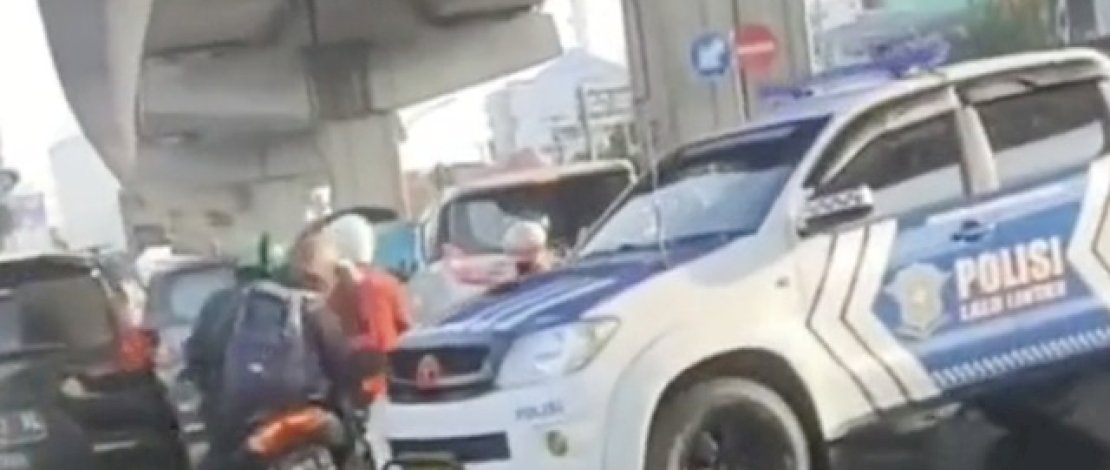 Sebuah mobil Patwal di Jalan Andi Pangeran Pettarani, Makassar, menabrak seorang pemotor. Peristiwa ini pun terekam kamera pengendara lainnya.