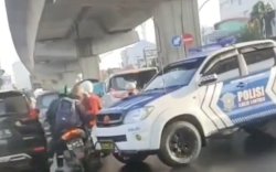 Terekam Kamera Pengendara, Mobil Patwal Tabrak Pemotor di Makassar