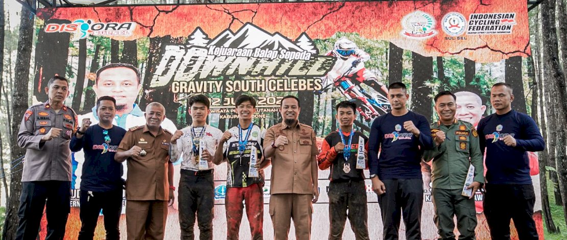 Tutup Kejuaraan Balap Sepeda, Gubernur Sulsel Serahkan Hadiah Puluhan Juta