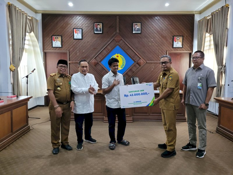 Sekda Selayar Serahkan Santunan Jaminan Kematian BPJS Ketenagakerjaan 
