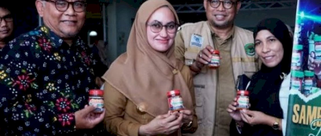 Bupati Lutra Dorong Pelaku UMKM di Lutra Manfaatkan Pasar Online