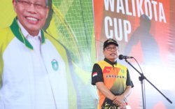 Taufan Pawe Tutup Turnamen Tenis Lapangan Beregu Wali Kota Cup