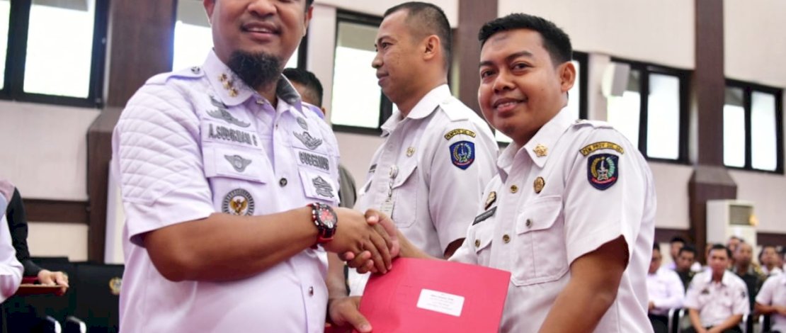 Gubernur Sulsel Serahkan SK Kenaikan Jabatan Fungsional 856 PNS Gubernur Sulsel Serahkan SK Kenaikan Jabatan Fungsional 856 PNS