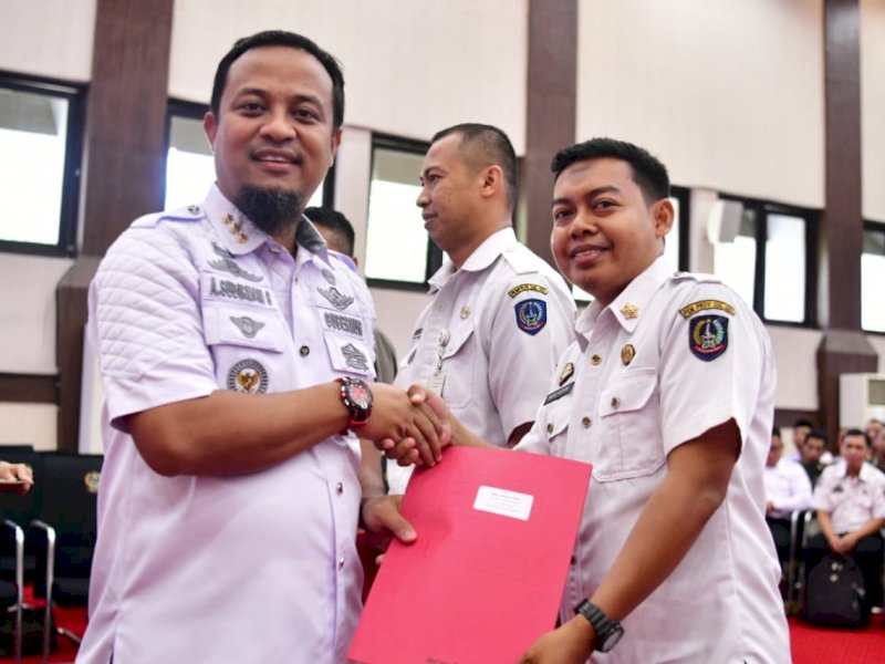 Gubernur Sulsel Serahkan SK Kenaikan Jabatan Fungsional 856 PNS