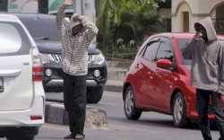 Satpol PP Ancam Pak Ogah 6 Bulan Penjara Bila Masih Berkeliaran di Jalan