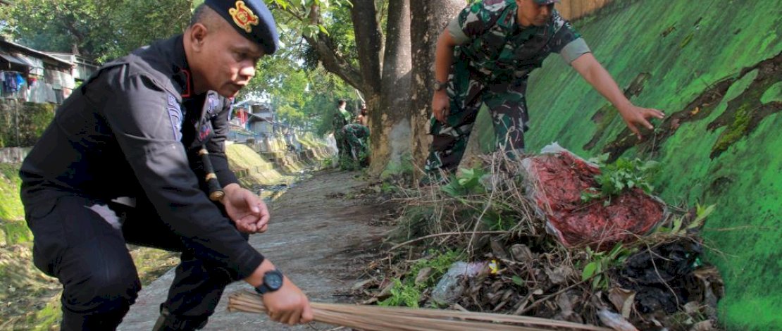 Komandan Brimob Bone Pimpin Langsung Pasukan Ikuti Baksos Hari Lingkungan Hidup Sedunia