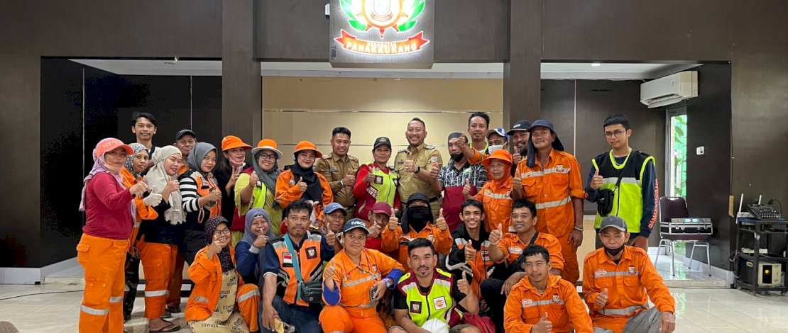 Camat Panakkukang Andi Pangerang Nur Akbar mensiagakan personil petugas kebersihannya sukseskan Makassar Half Marathon.