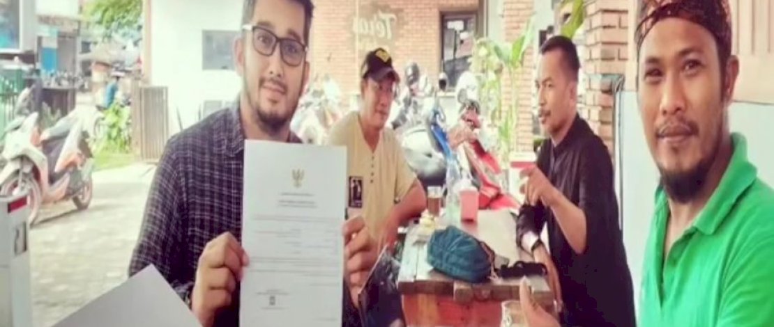 Seorang warga memanfaatkan layanan SAGU untuk mengurus izin usaha. Seorang warga memanfaatkan layanan SAGU untuk mengurus izin usaha.