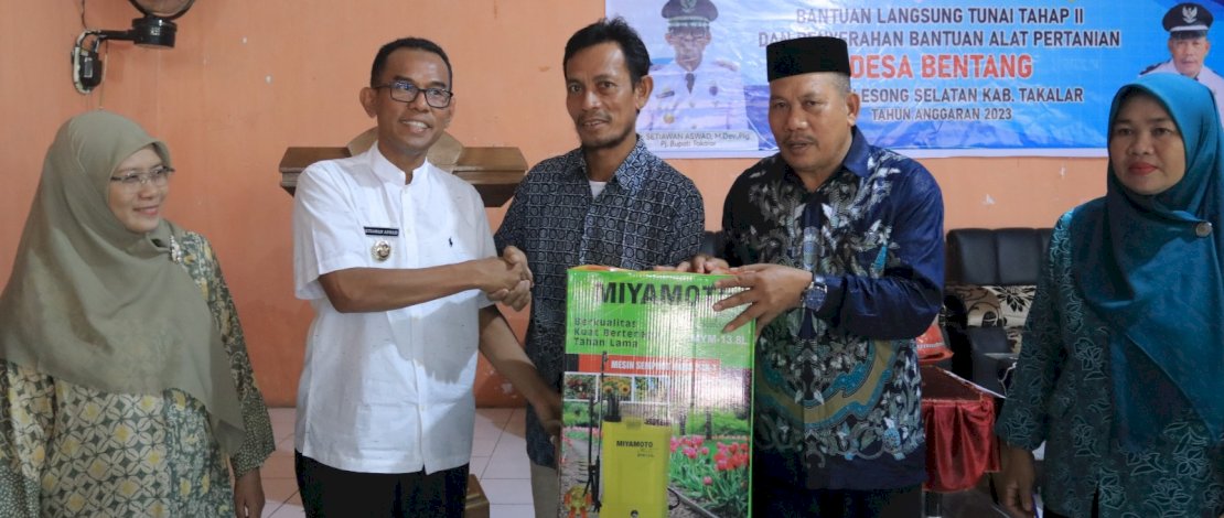 Pj Bupati Takalar Setiawan Aswad, menyerahkan Bantuan Langsung Tunai BLT-DD TA. 2023 periode Bulan April  - Juni, dan penyerahan Alsintan kepada petani di Desa Bentang, Kecamatan Galesong Selatan, Minggu, 18 Juni 2023. 