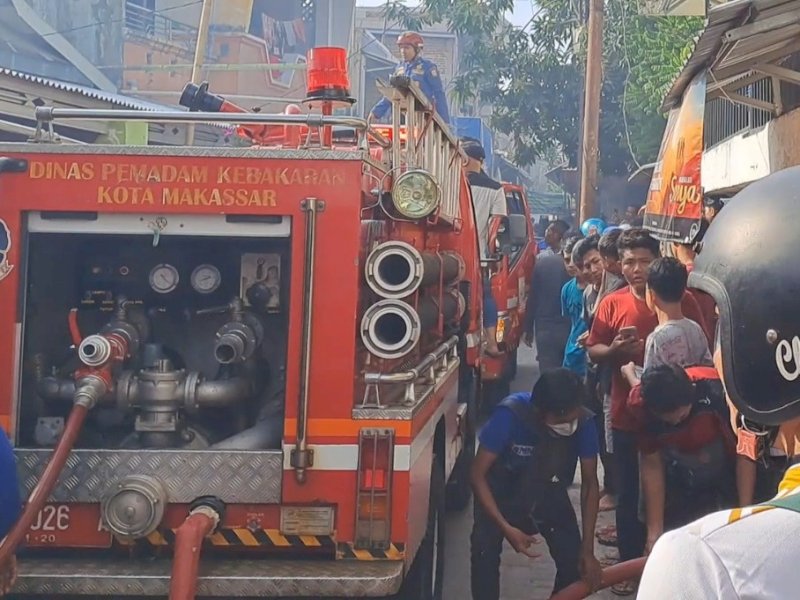 Damkar Kewalahan Saat Padamkan Api yang Hanguskan 4 Rumah di Makassar