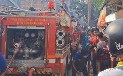 Damkar Kewalahan Saat Padamkan Api yang Hanguskan 4 Rumah di Makassar
