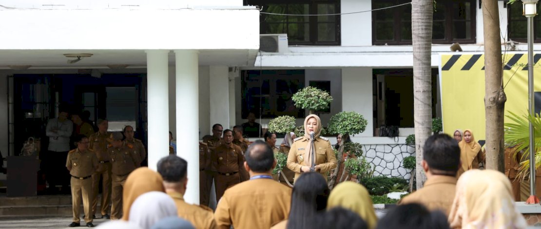 Wakil Wali Kota Makassar, Fatmawati Rusdi, memimpin apel pagi Aparatur Sipil Negara (ASN) di Halaman Kantor Wali Kota Makassar, Senin, 19 Juni 2023.