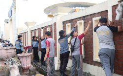 Personil Polres Gowa Bersihkan Makam Sultan Hasanuddin dan Syekh Yusuf