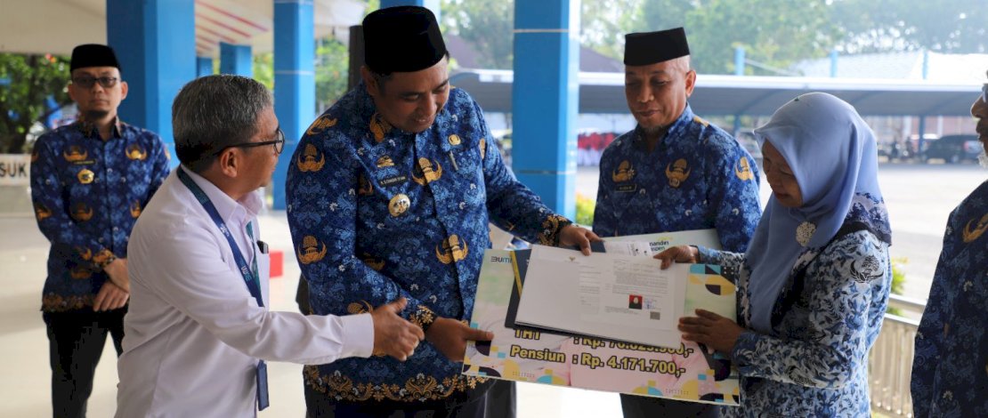 Dalam Rangkaian Pelaksanaan Upacara HKN, Dilakukan Penyerahan SK Pensiun dan THT