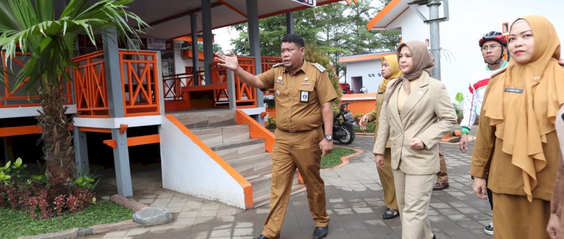 Wakil Wali Kota Makassar, Fatmawati Rusdi, mengunjungi lorong di Jl Gusung Jihad, dalam rangka persiapan Lomba Kelurahan/Desa Tingkat Kabupaten/Kota 2023, Selasa, 20 Juni 2023.