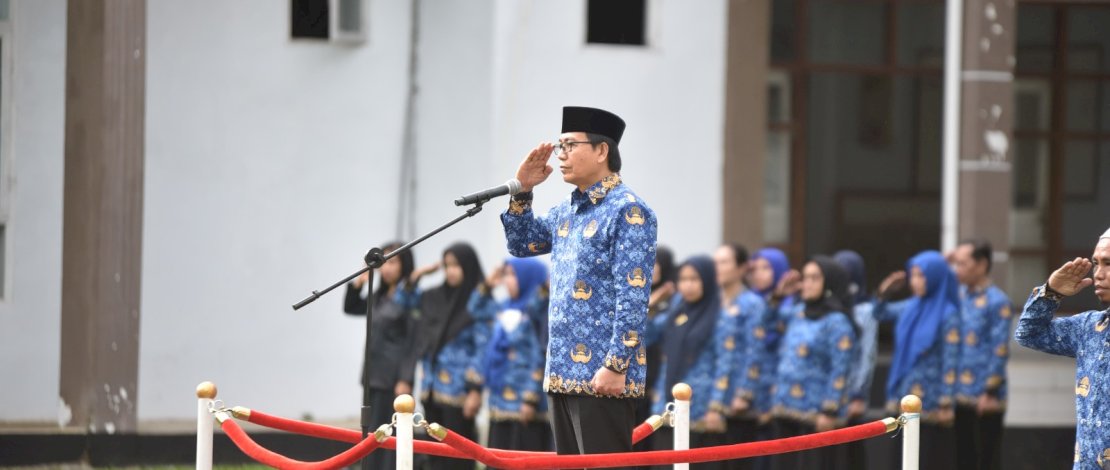 Wakil Bupati Luwu Utara, Suaib Mansur, saat memimpin upacara peringatan Hari Kesadaran Nasional, di Lapangan Upacara Kantor Bupati Luwu Utara, Senin, 19 Juni 2023.