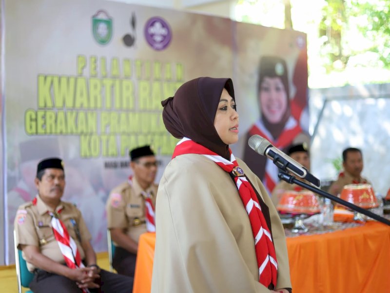 Ketua Kwartir Cabang Gerakan Pramuka Kota Parepare, Erna Rasyid Taufan Lantik Pengurus  Kec Ujung