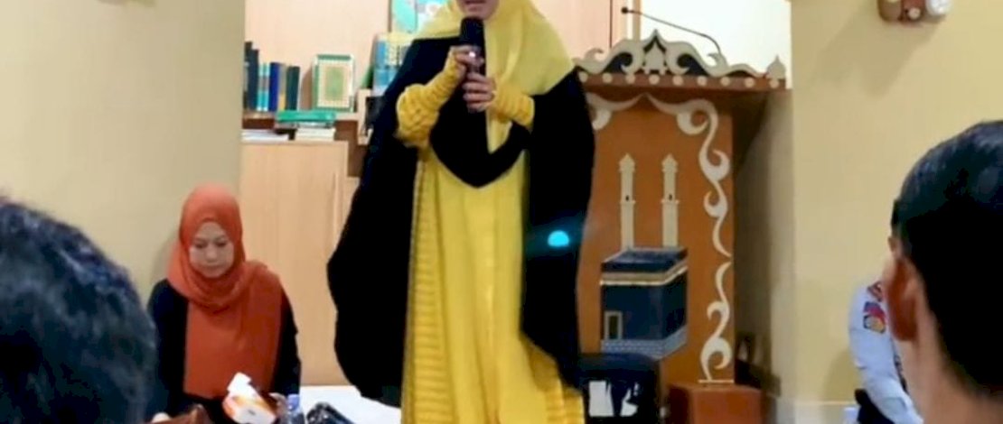 Erna Rasyid Taufan, memberikan tausiyah atau siraman rohani di Lapas Kelas IIA Parepare, Rabu (24/5/2023). Erna Rasyid Taufan, memberikan tausiyah atau siraman rohani di Lapas Kelas IIA Parepare, Rabu (24/5/2023).