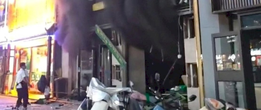Kondisi Restora Barbekyu Fuyang, China yang meledak akibat kebocoran gas cair. 