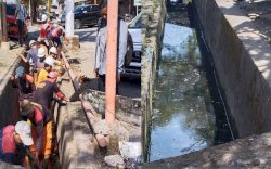 Satgas Panakkukang ‘Obok-Obok’ Drainase Jalan Pengayoman