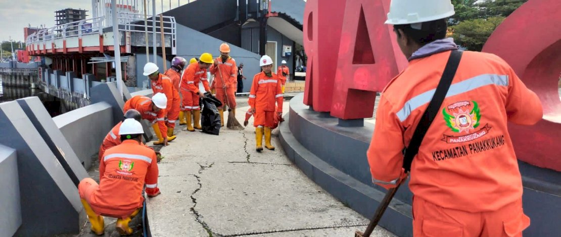 Dukung Pelaksanaan MNEK, Camat Panakkukang Pimpin Satgas Pembersihan Anjungan Pantai Losari