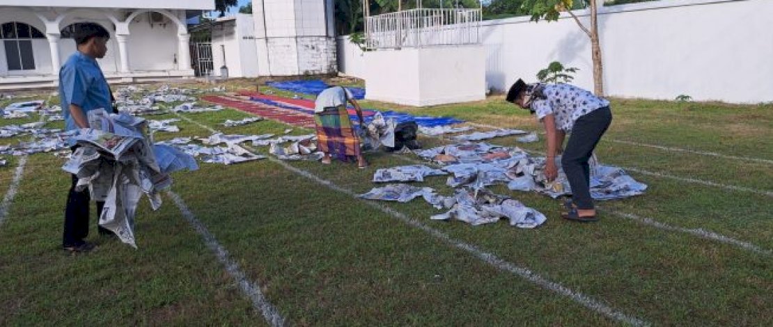 Sesuai Intruksi Camat Eang, Sampah Koran Bekas Sholat Idul Fitri Bersih Dalam Sekejap