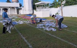 Sesuai Intruksi Camat Eang, Sampah Koran Bekas Sholat Idul Fitri Bersih Dalam Sekejap