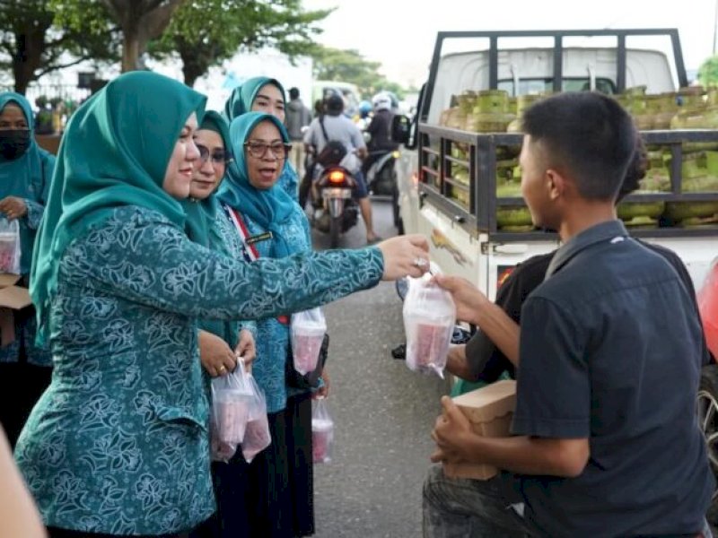 Proker di Bulan Ramadan, TP PKK Kecamatan Panakkukang Berbagi Takjil