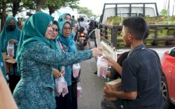 Proker di Bulan Ramadan, TP PKK Kecamatan Panakkukang Berbagi Takjil