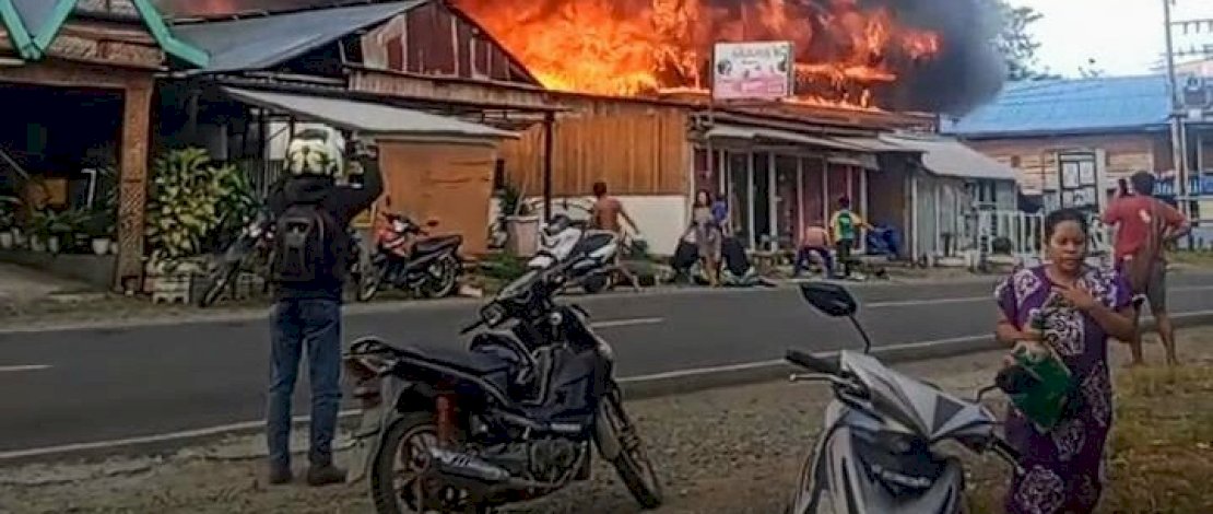 Sebuah kebakaran yang melanda Gedung Olahraga dan 5 rumah warga di kabupaten Wajo diperkirakan menyebabkan kerugian hingga Rp500 juta