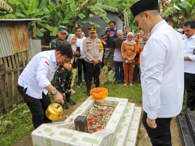 Di Sela Kunjungan ke Pangkep, Mentan SYL Ziarah ke Makam Asdar Muis