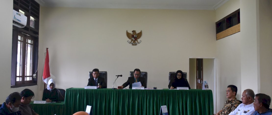 Sidang pemeriksaan awal sengketa informasi publik antara Yayasan The Green Indonesia selaku pemohon dengan Sekretariat Daerah, Dinas Pekerjaan Umum, Tata Ruang, Perumahan, dan Kawasan Pemukiman, serta Dinas Kesehatan Kabupaten Barru selaku termohon.