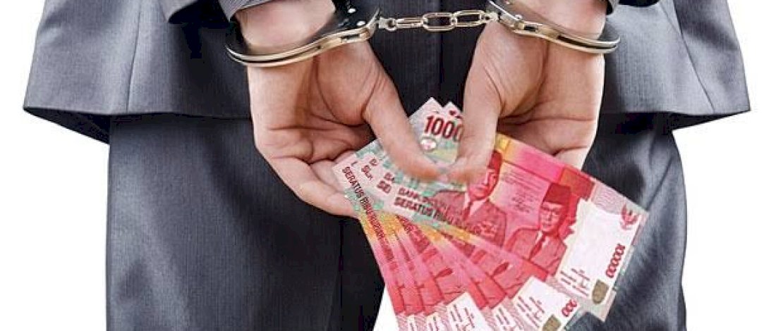 Sekretaris Dinas ESDM Sulbar, PG (57) ditangkap dan ditetapkan sebagai tersangka kasus dugaan korupsi terkait pembangunan Pembangkit Listrik Tenaga Surya (PLTS) di Dusun Salumayang, Desa Kinatang, Kecamatan Bonehau, Kabupaten Mamuju.