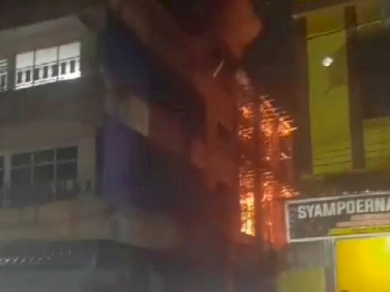 Tiga Unit Rumah dan Gudang Penyimpanan Ban Bekas di Makassar Terbakar