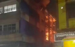 Tiga Unit Rumah dan Gudang Penyimpanan Ban Bekas di Makassar Terbakar