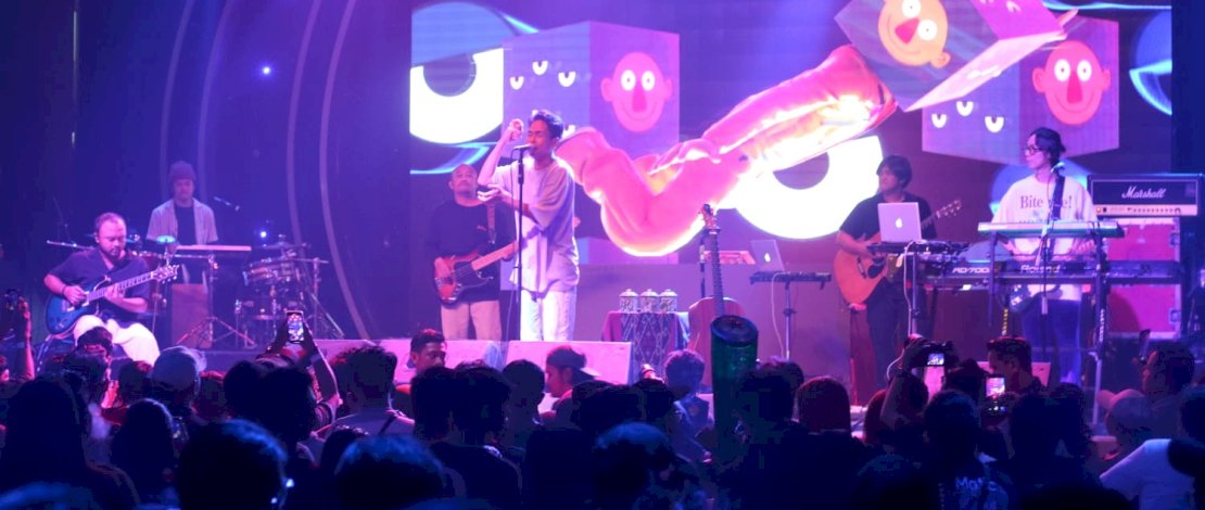 Malam itu, panggung Liquid Claro Hotel menjadi saksi kesuksesan Fourtwnty dalam memukau pengunjung. Mereka membawakan sejumlah lagu yang telah dikenal luas dan dicintai oleh para penggemar setianya.