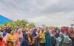 Di Hadapan Lukman B Kady, Warga Lembang Parang Menangis Haru Terima Program Bedah Rumah