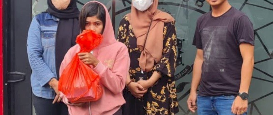Seorang sekuriti wanita mencuri 12 ponsel milik karyawan toko tempatnya bekerja lantaran merasa sakit hati. 