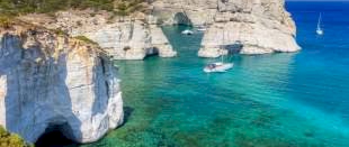 Baia do Sancho juga merupakan tempat yang ideal untuk snorkeling dan menyelam dengan keanekaragaman hayati bawah laut yang luar biasa.