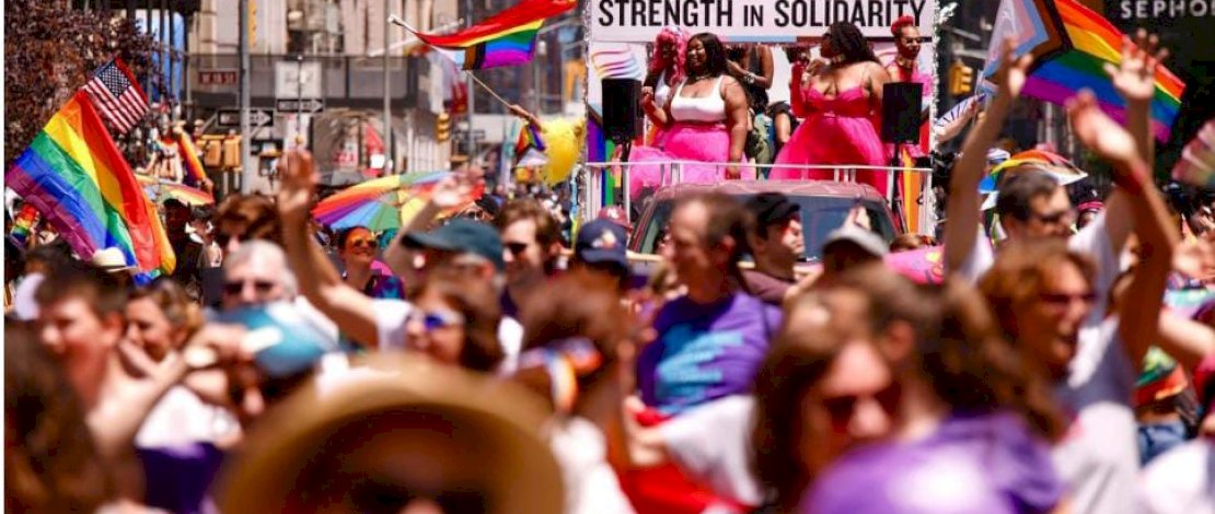 Ribuan orang menghadiri pawai New York City Pride berlangsung melalui jalan-jalan Manhattan pada hari Minggu, perayaan tahun ini mencerminkan perjuangan nasional untuk hak-hak LGBTQIA+. (Dok : Getty Image) 