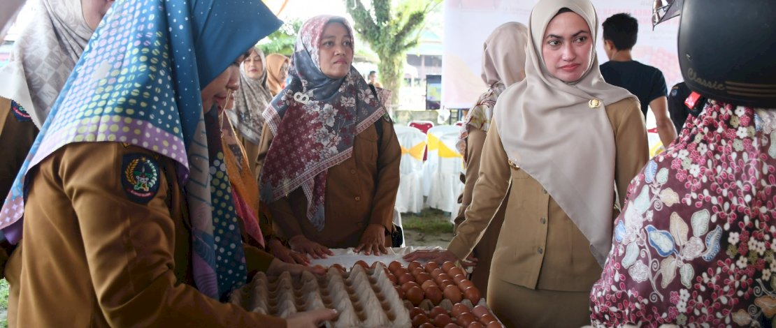 Bupati Luwu Utara, Indah Putri Indriani, saat membuka Gerakan Pangan Murah Serentak, di pelataran Kantor Dinas Perpustakaan dan Kearsipan Daerah, Senin, 26 Juni 2023. Bupati Luwu Utara, Indah Putri Indriani, saat membuka Gerakan Pangan Murah Serentak, di pelataran Kantor Dinas Perpustakaan dan Kearsipan Daerah, Senin, 26 Juni 2023.