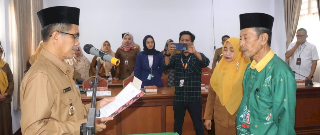 Wakil Bupati Kepulauan Selayar melantik HM Nasir SAg sebagai Wakil Ketua I Badan Amil Zakat Nasional (Baznas) Kepulauan Selayar Periode 2023-2028, di Ruang Rapat Pimpinan Kantor Bupati, Senin, 26 Juni 2023.