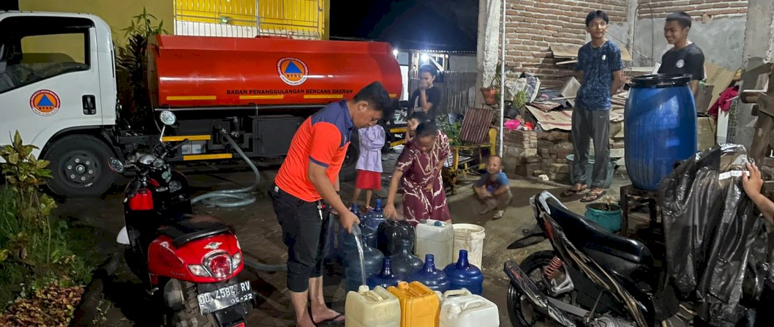 BPBD Provinsi Sulawesi Selatan (Sulsel) membantu pendistribusian air bersih untuk warga Kompleks Kodam 3, di Jalan Kotipa 6, Paccerakkang, Kecamatan Biringkanaya, Kota Makassar, Senin malam, 26 Juni 2023.